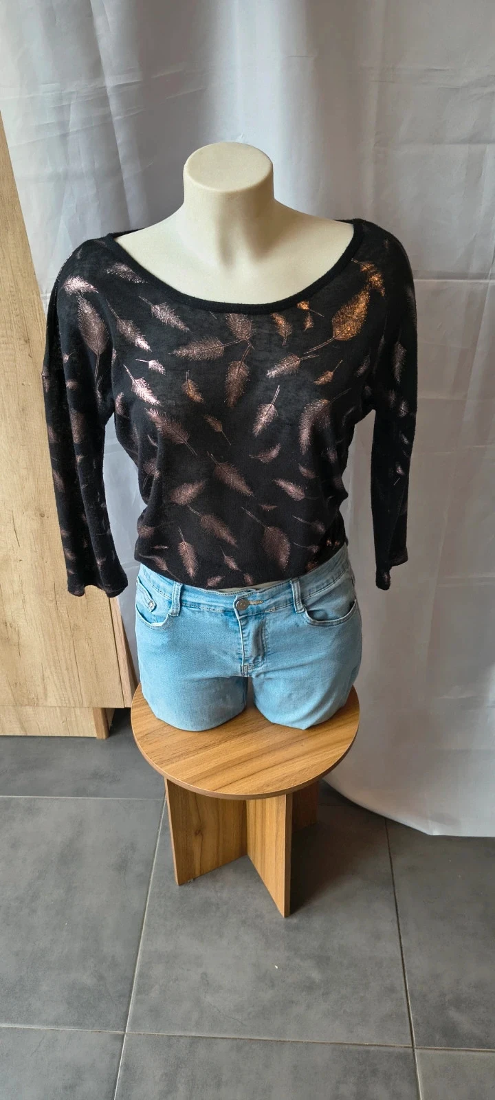 Trendy zwart licht transparant shirt met 3/4 mouwen | Smalle maat S | Feather print |#289